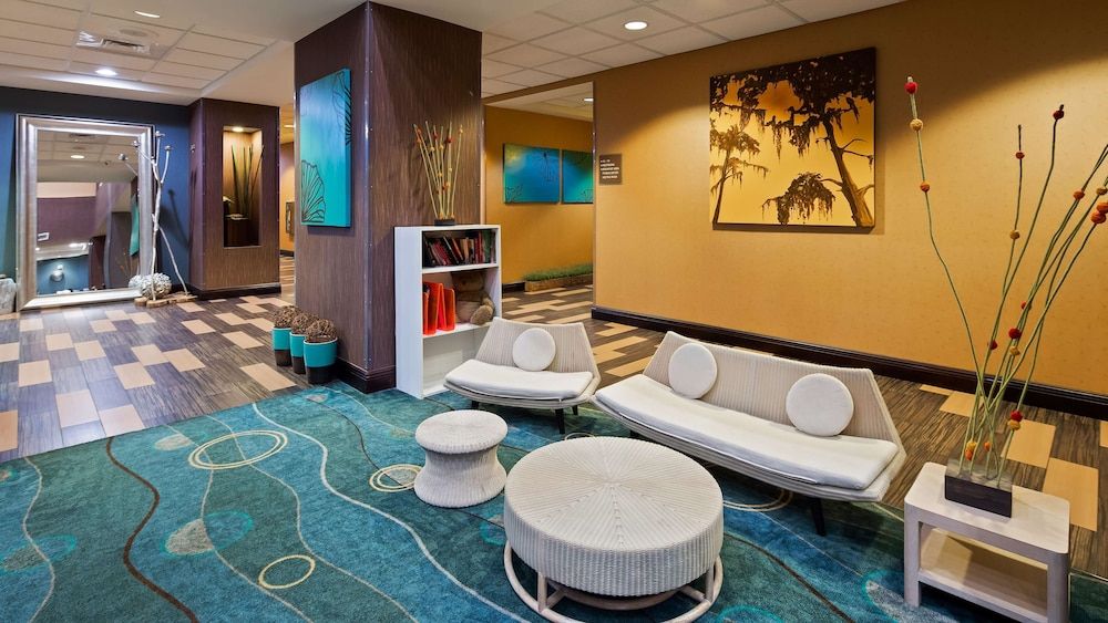 Best Western Plus Chain of Lakes Inn & Suites 3