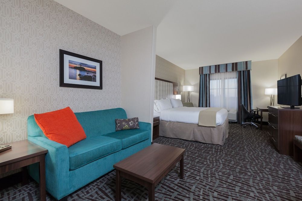 Holiday Inn Express & Suites Eureka by IHG 3