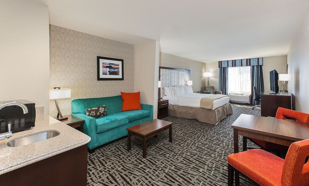 Holiday Inn Express & Suites Eureka by IHG 2
