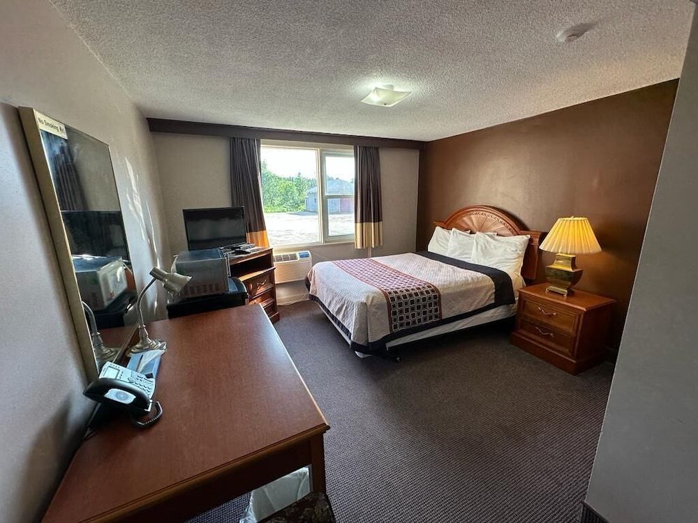 Bears Den Lounge and Motel 3