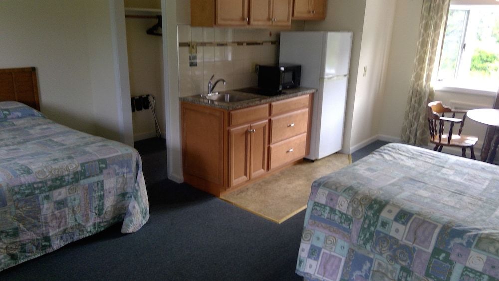 Village Green Motel 3