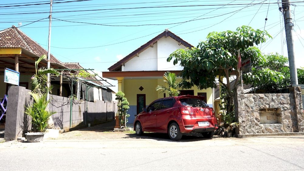 Hotel O Coconut Island Homestay & ResortNearPantai Pulau Merah 2 estrellas en Pasanggaran