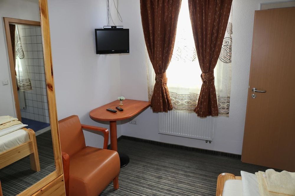 Hotel Garni zur Eisenbahn 3