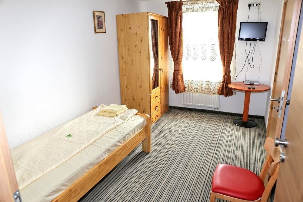 Hotel Garni zur Eisenbahn 2