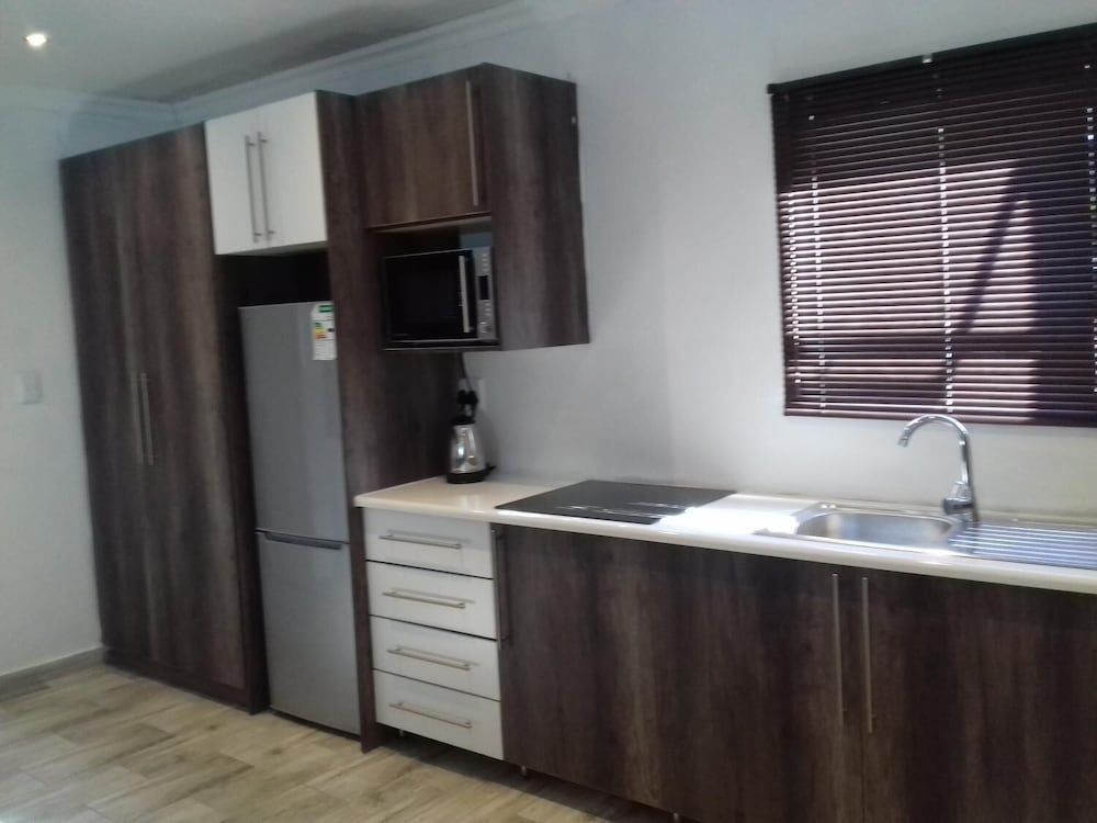Mayberrypark Guest Lodge 3