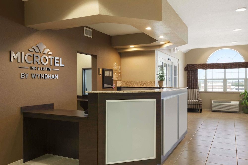 Microtel Inn & Suites by Wyndham Pleasanton 3