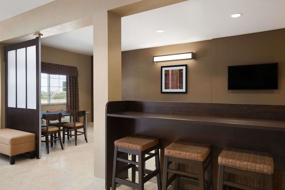 Microtel Inn & Suites by Wyndham Pleasanton 2