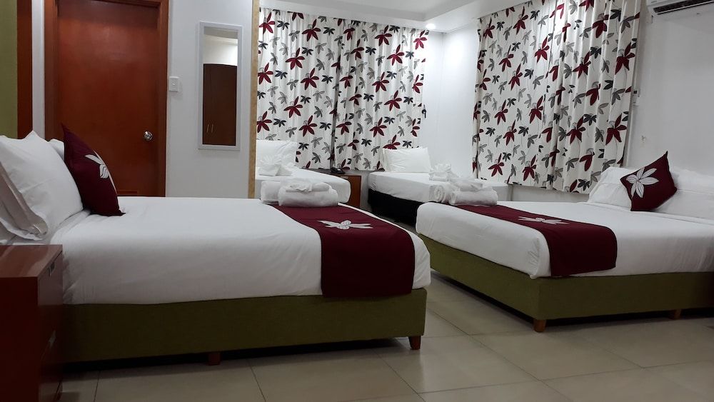 Alec's Hotel 3