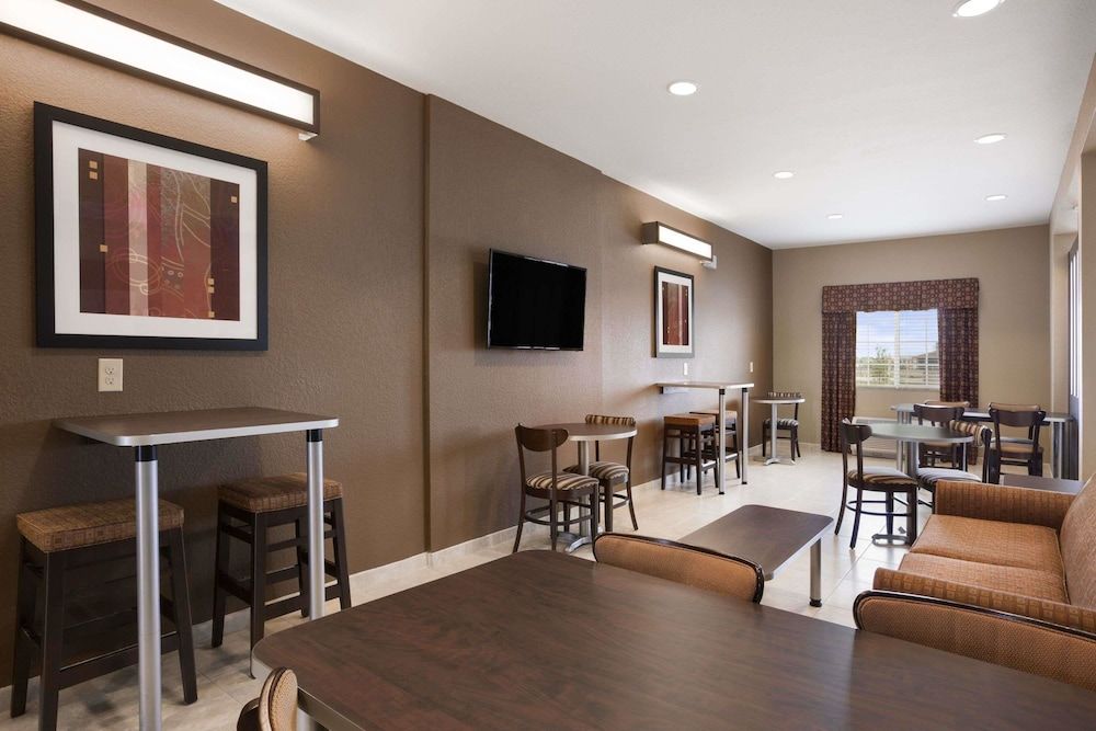Microtel Inn & Suites by Wyndham Cotulla 3