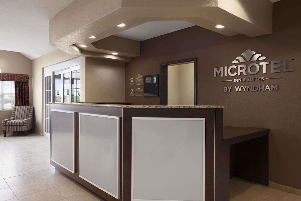 Microtel Inn & Suites by Wyndham Cotulla 2