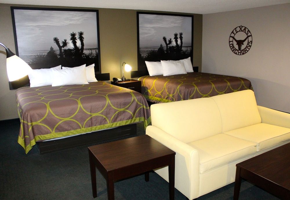 Super 8 by Wyndham Victoria/North/Mall Area 3