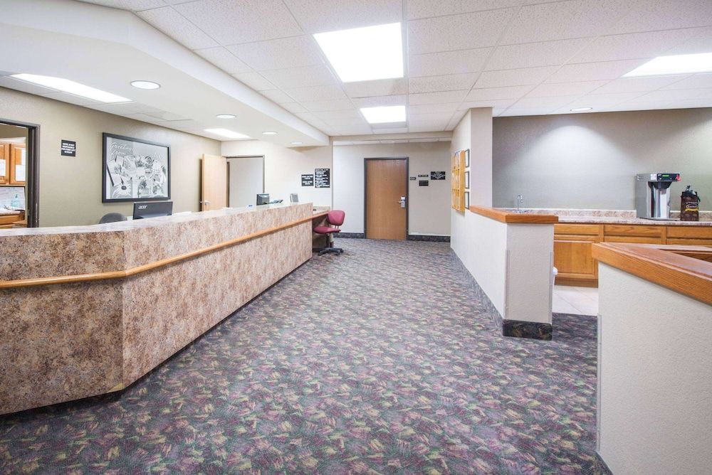 Super 8 by Wyndham Iola KS 2