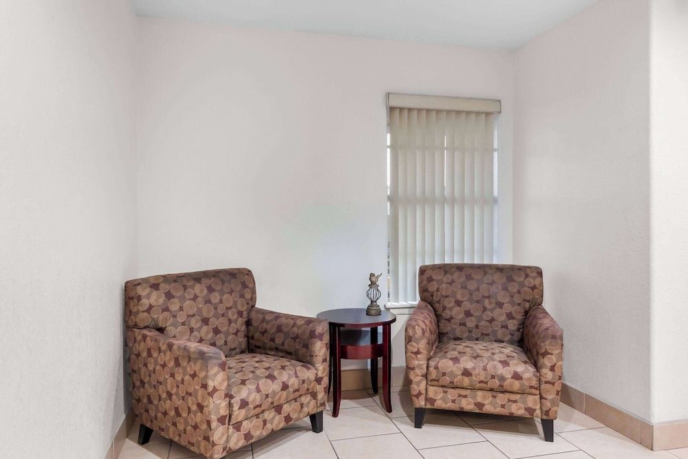 Super 8 by Wyndham Pleasanton 3