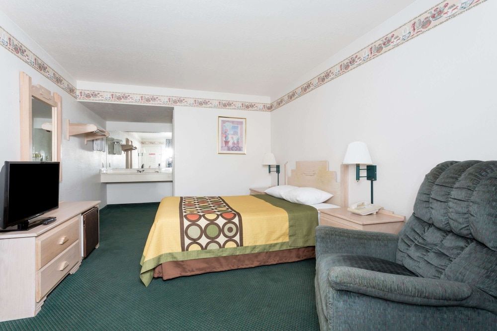Super 8 by Wyndham Cottonwood 3