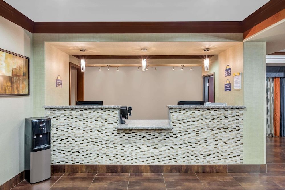 Days Inn by Wyndham Dilley 3