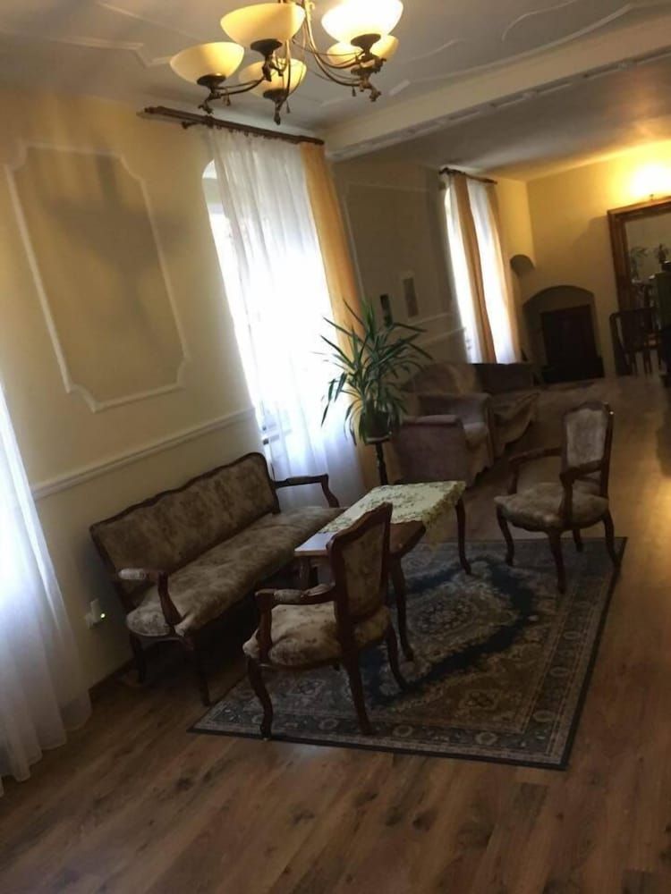 Palac Lasow 3