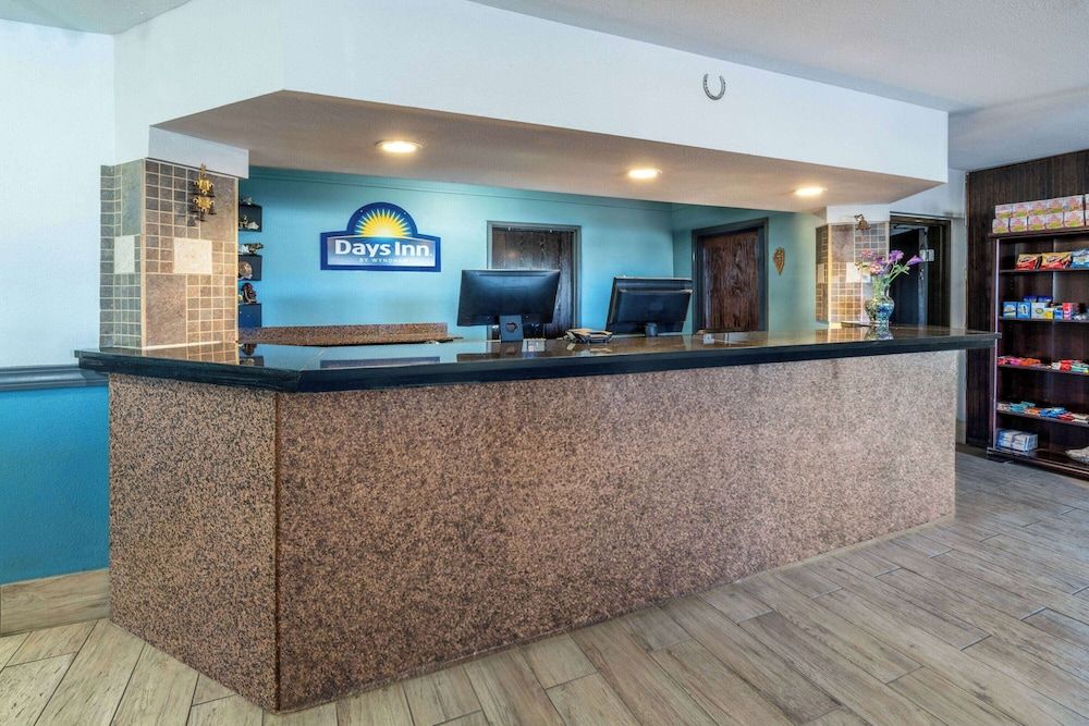 Days Inn by Wyndham Lamar 2