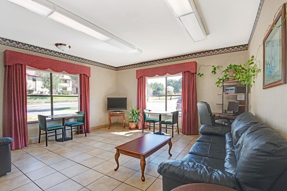 Super 8 by Wyndham Universal City 3