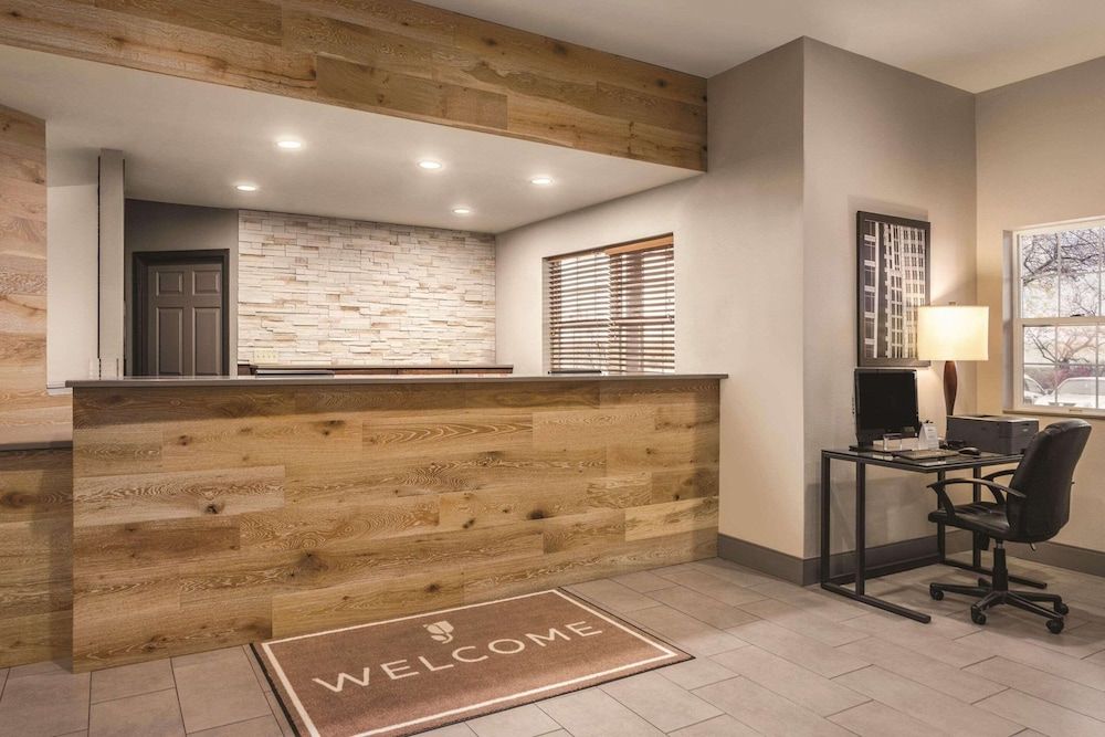 Country Inn & Suites by Radisson, Dakota Dunes, SD 3