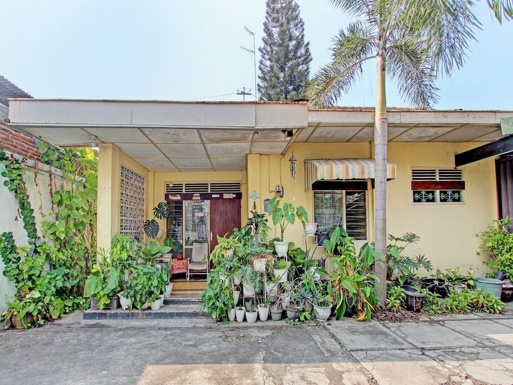 OYO 92998 Wiludjeng Guesthouse -1 estrellas en Sragen