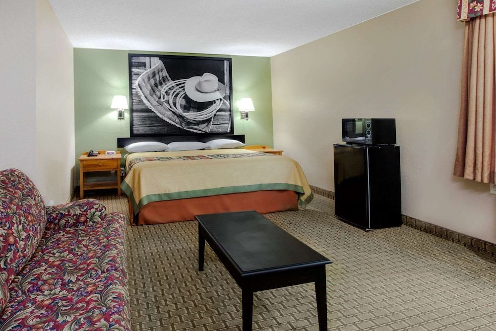 Super 8 by Wyndham Sherman 3