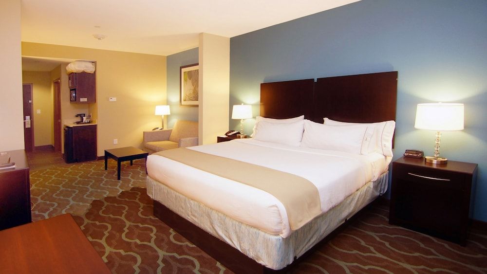 Holiday Inn Express & Suites Cuero by IHG 3
