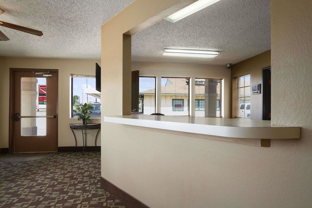 Super 8 by Wyndham Blackwell 2
