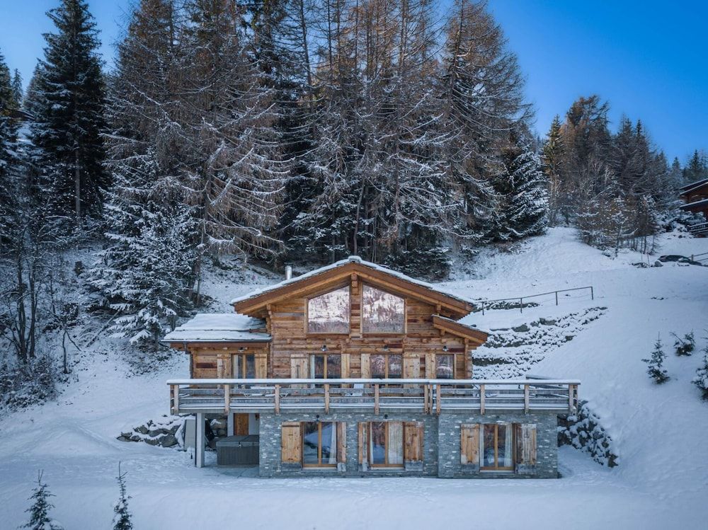 Authentic Swiss Spa Chalet Hot Tub & Sauna 2