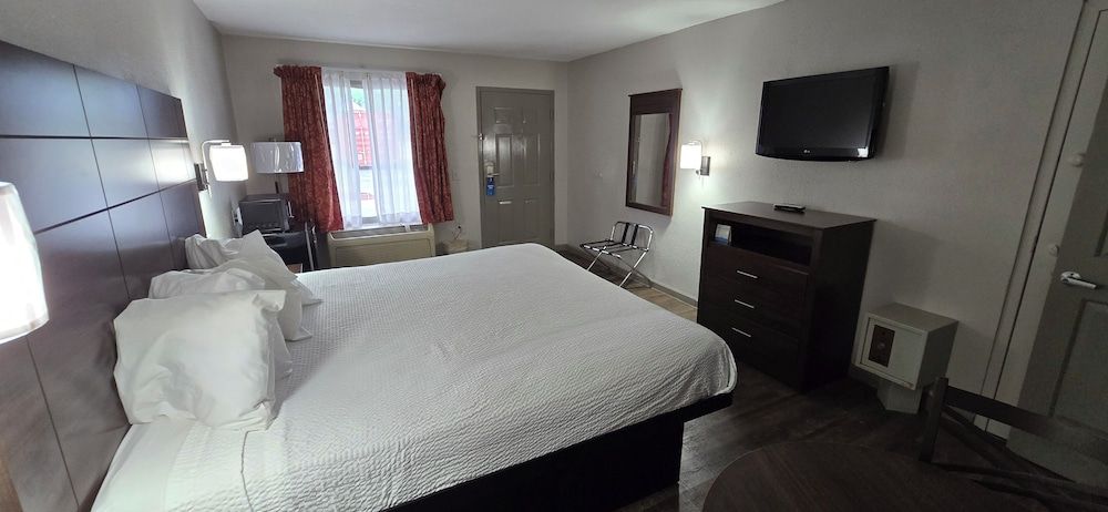 Days Inn by Wyndham Clinton 3