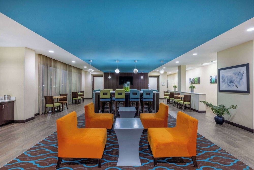 La Quinta Inn & Suites by Wyndham Artesia 3