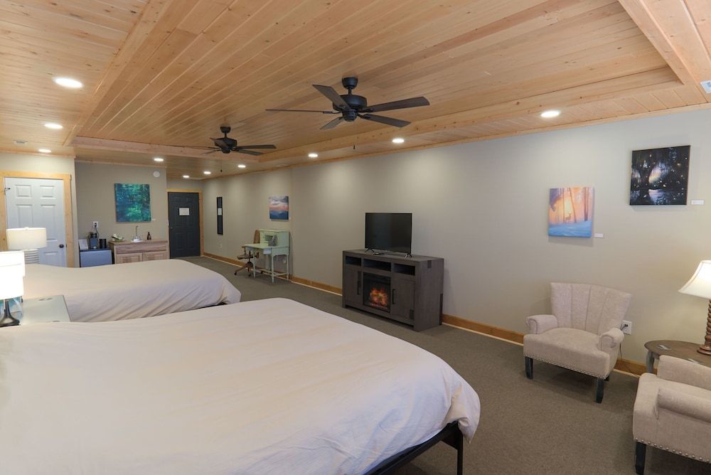 The NuWray Hotel & Carriage House 3