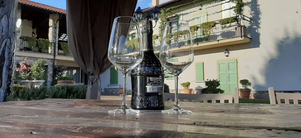 Casale Raffaello B&B -1 estrellas en Albese Con Cassano