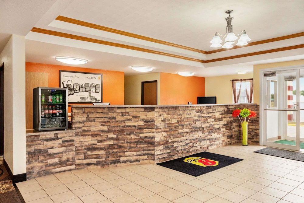 Super 8 by Wyndham Holton 2