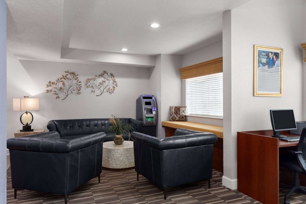 Microtel Inn & Suites by Wyndham Zephyrhills 3