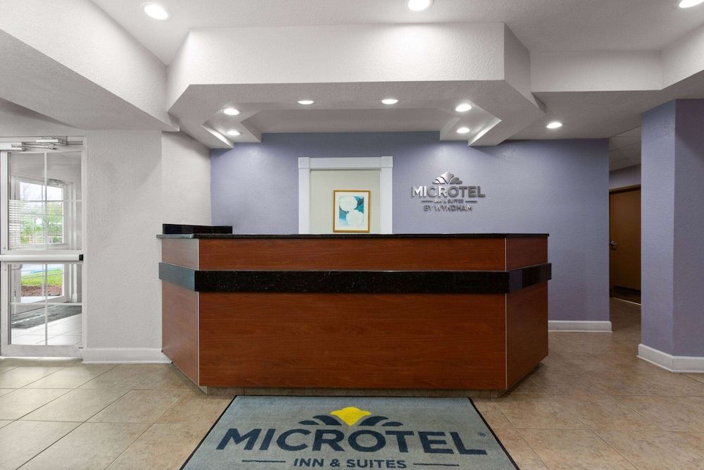 Microtel Inn & Suites by Wyndham Zephyrhills 2