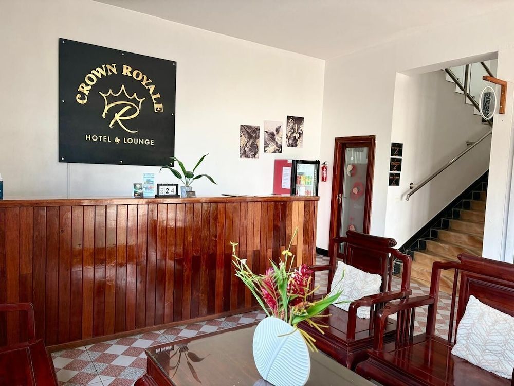 Crown Royale Hotel & Lounge 3