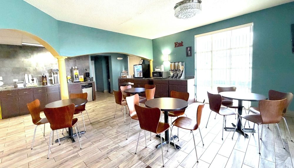 Super 8 by Wyndham Marianna I-10 3