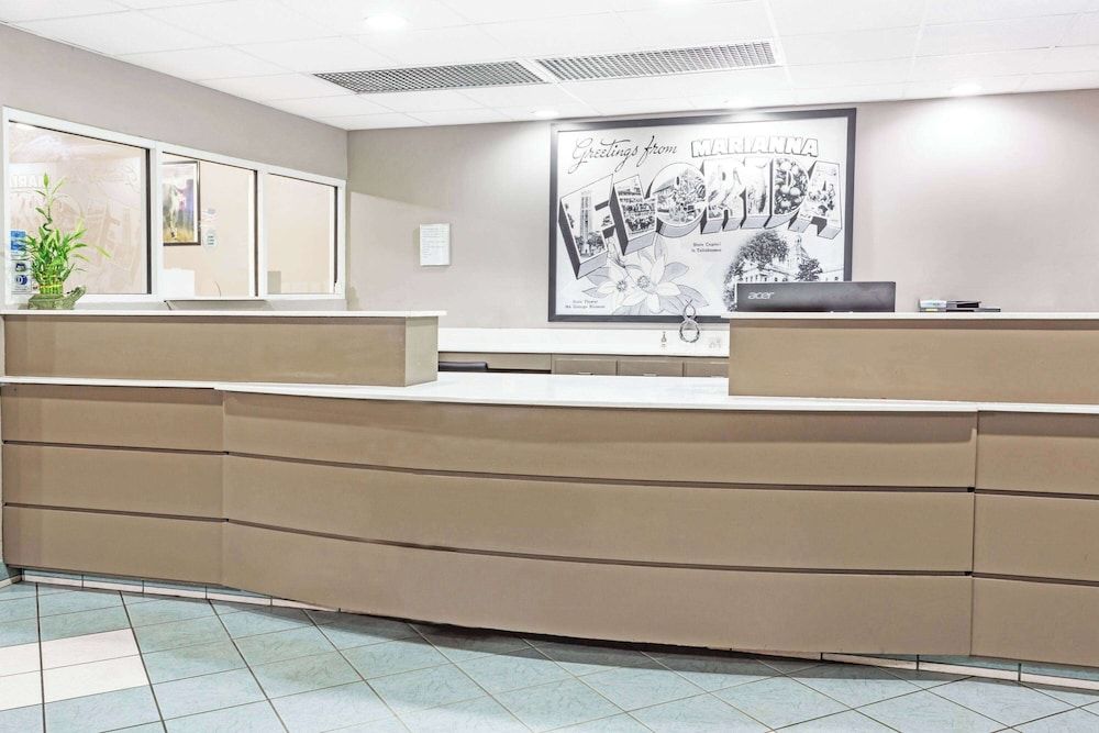 Super 8 by Wyndham Marianna I-10 2