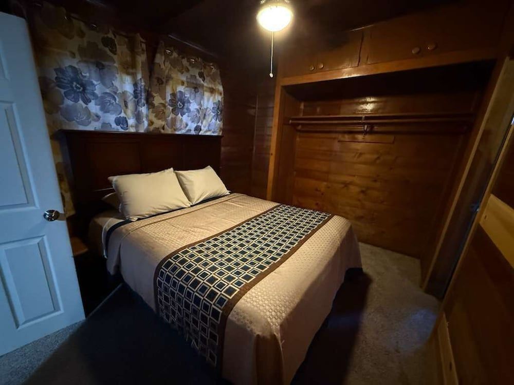Crest Lodge Historic Mountain Inn -1 estrellas en Crestline