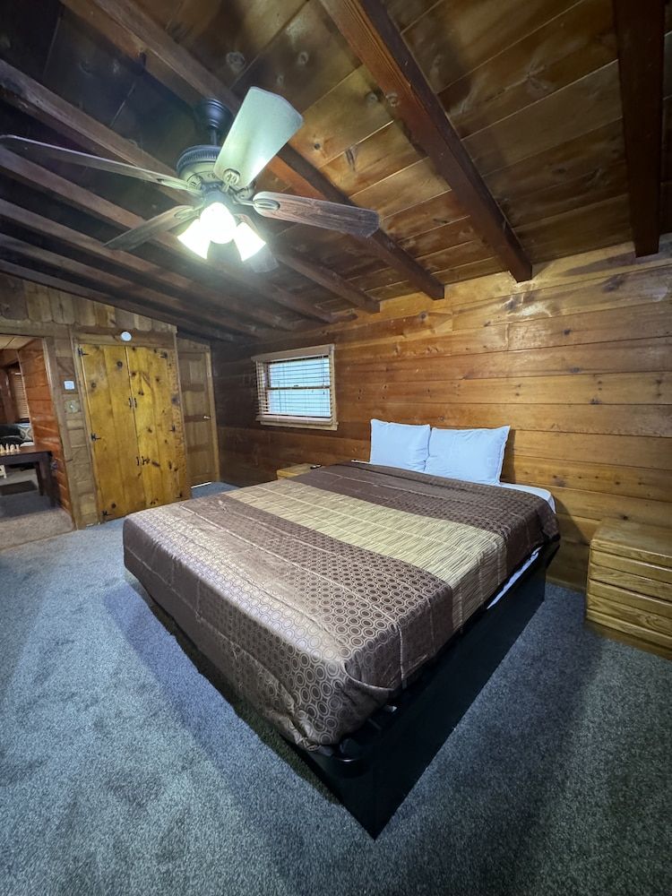 Crest Lodge Historic Mountain Inn 3