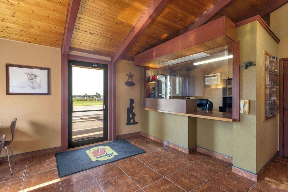 Super 8 by Wyndham Dodge City 3