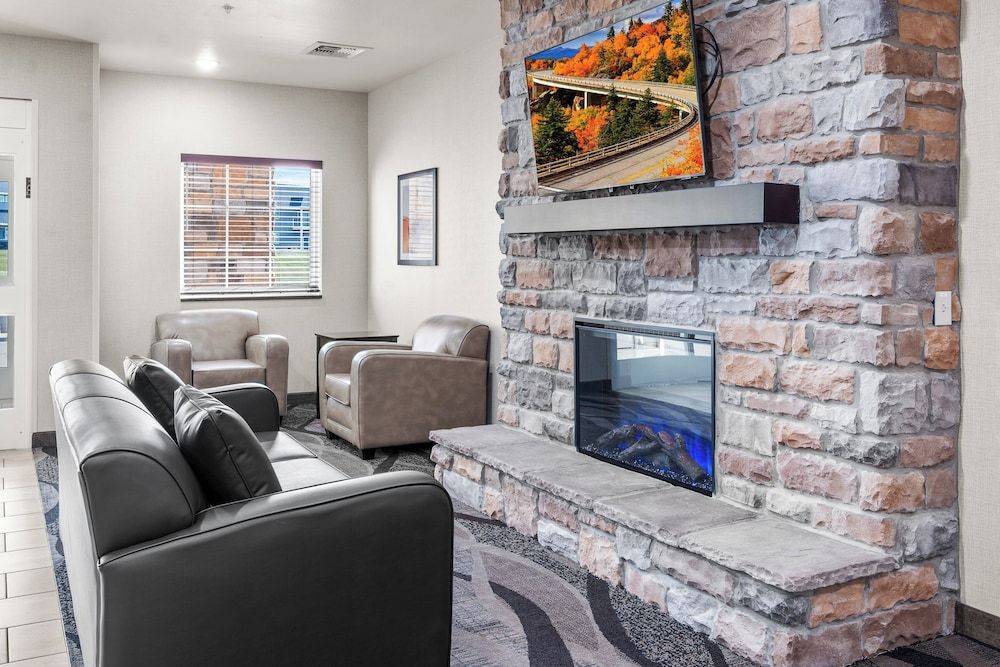 Cobblestone Hotel & Suites - Denmark/Green Bay 2