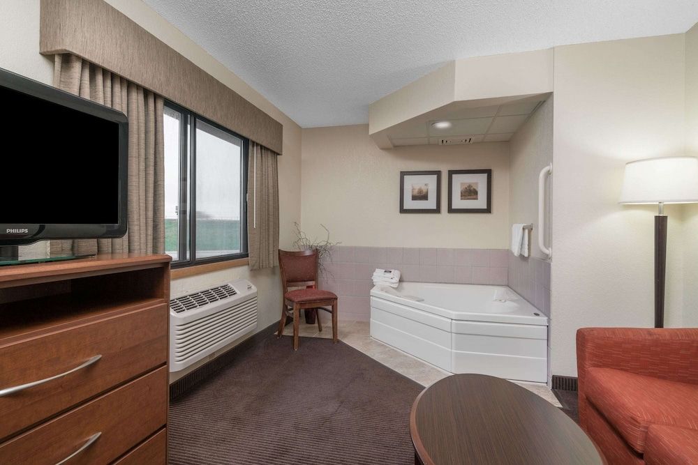 AmericInn by Wyndham Worthington 3