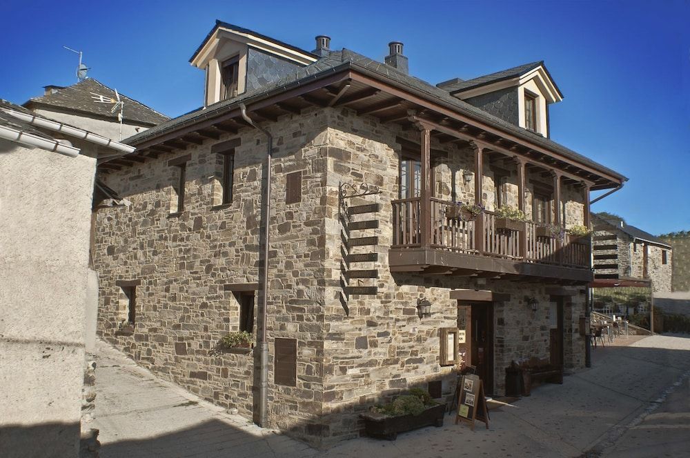 Hostal Rural La Casa del Peregrino -1 estrellas en El Acebo de San Miguel