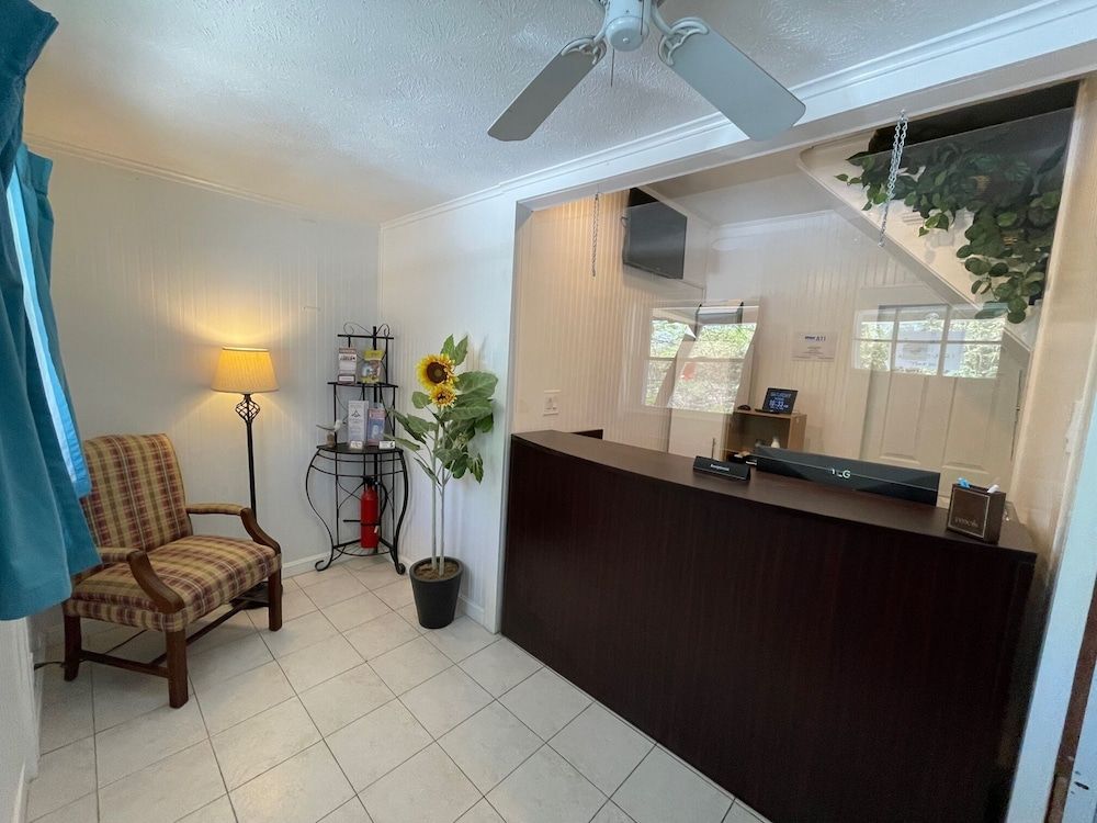 Beach Motel & Suites 2