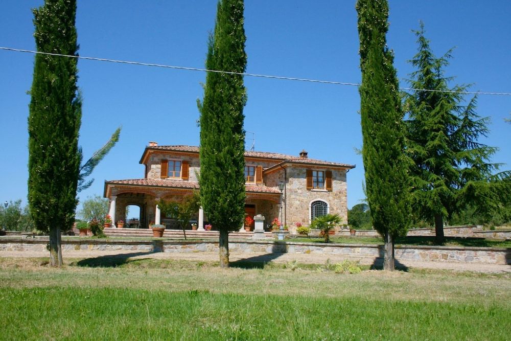 Stunning private villa for 8 guests with private pool, WIFI, TV, terrace, pets allowed and parking -1 estrelas em Lucignano