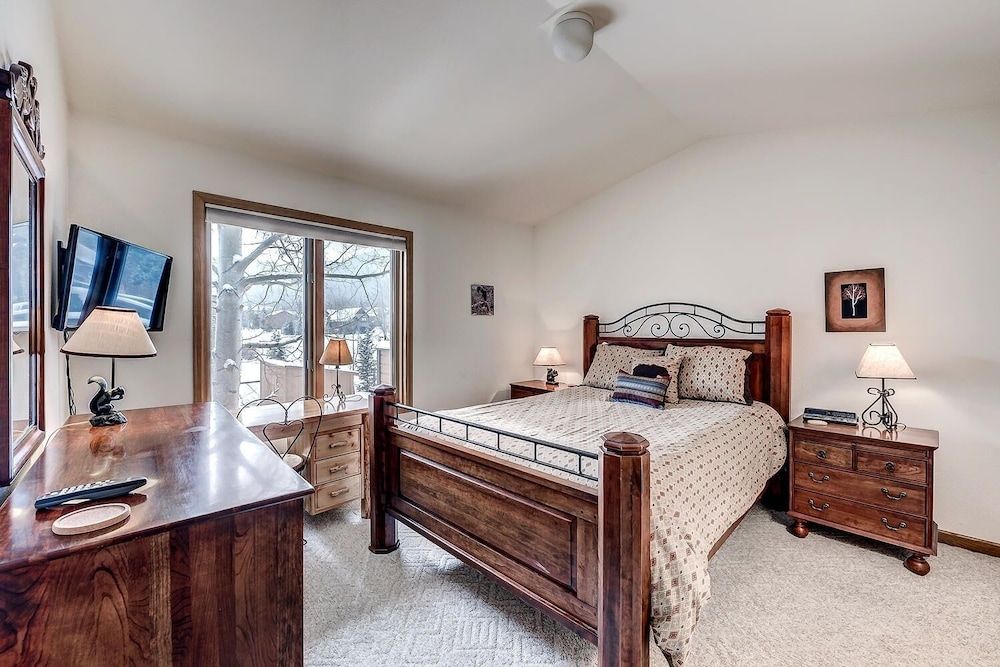 Pitkin Townhome - 704 3 Bedroom Townhouse by RedAwning 3