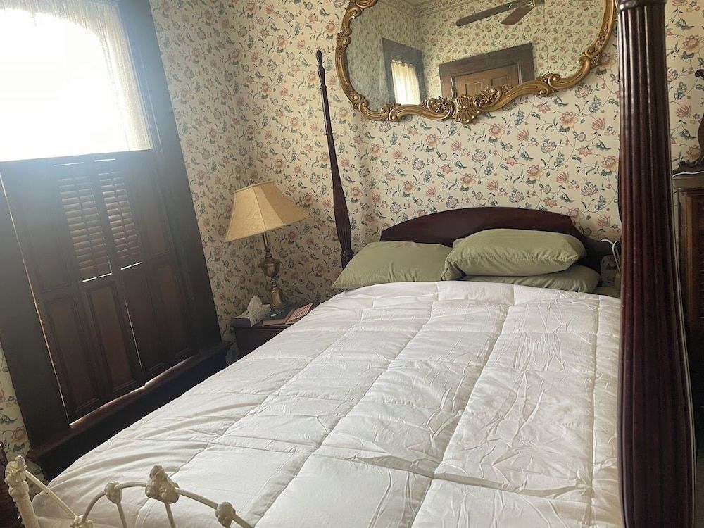 1873 Victorian Rose B & B -1 estrellas en Newcomerstown