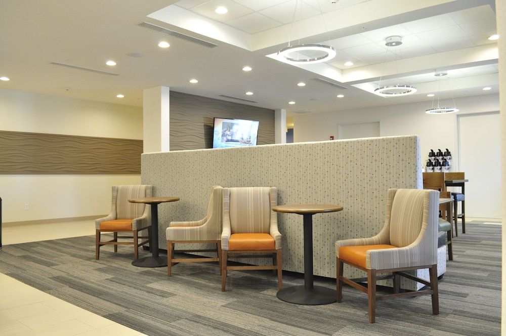 Holiday Inn Express & Suites Price by IHG 3