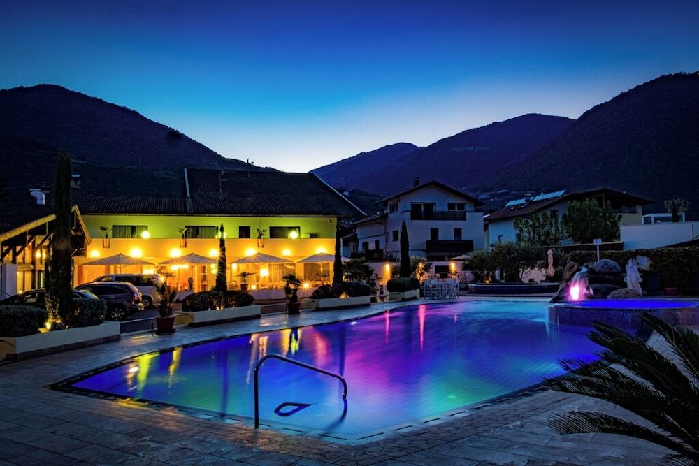 SCHLOSSHOF SÜDTIROL – Hotel & Camping Resort 3 étoiles à Lana